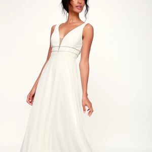 *NEW* White Sleeveless Plunge Neck Wedding Gown Size M